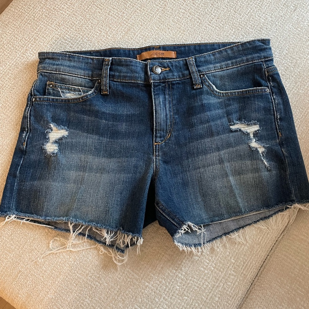 JOE’S THE OZZIE 4” CUT OFF SHORT Small stain on left rear pocket.